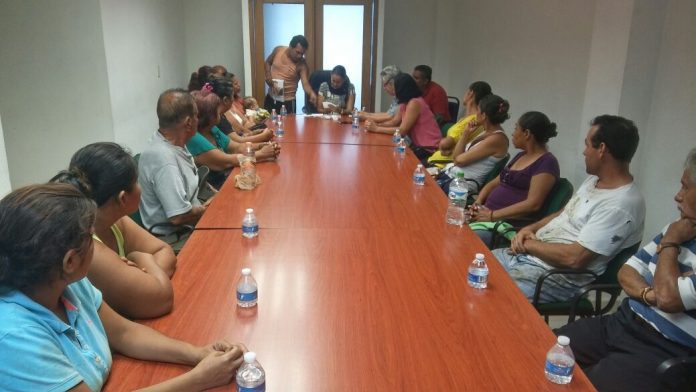 Atiende Gaby Benavides a damnificados de Tapéixtles