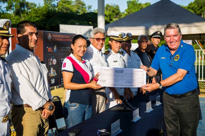 Entrega Gaby Benavides recursos a los bomberos