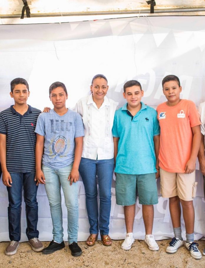 estudiantes de manzanillo y alcaldesa