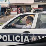 policia vial hablando por cel