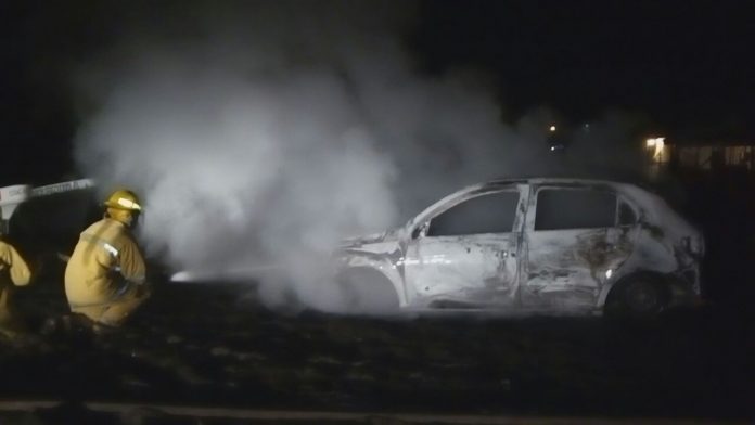 queman auto y aparece un cuerpo sin vida