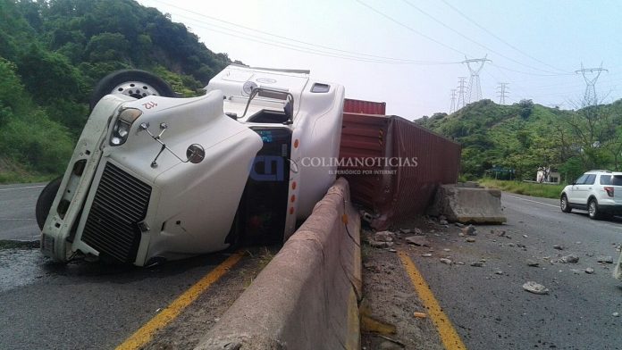 aparatosa-volcadura-de-trailer-en-el-libramiento-de-manzanillo