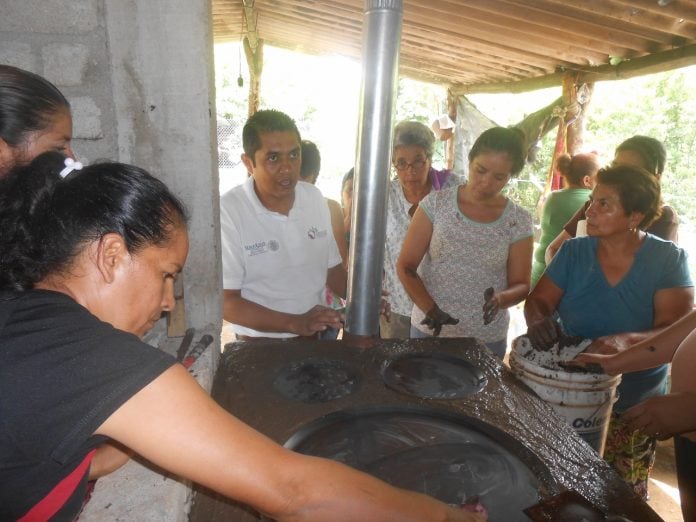beneficiaran-a-195-familias-con-estufas-ahorradoras-de-lena