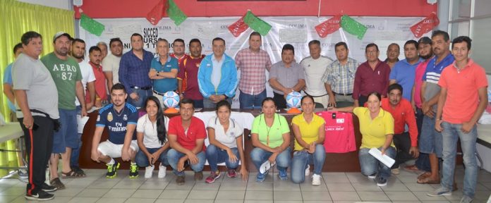 entregan-uniformes-deportivos-y-balones-a-equipos-de-futbol