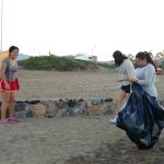estudiantes-de-la-udec-limpian-playas-de-manzanillo