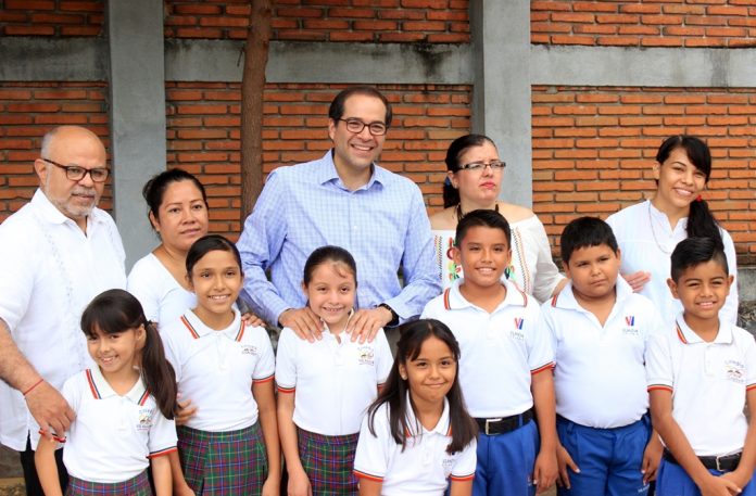 gobernador-y-alumnos