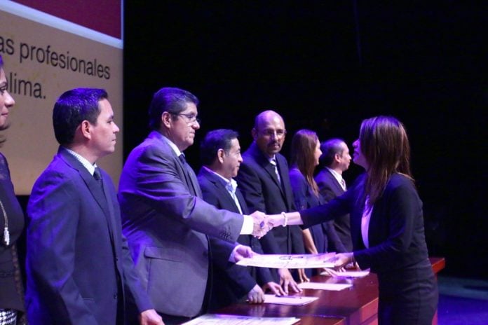 rector-entrega-titulos-a-egresados-de-la-udec