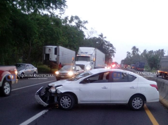 se-registra-fuerte-accidente-en-la-autopista-manzanillo-colima