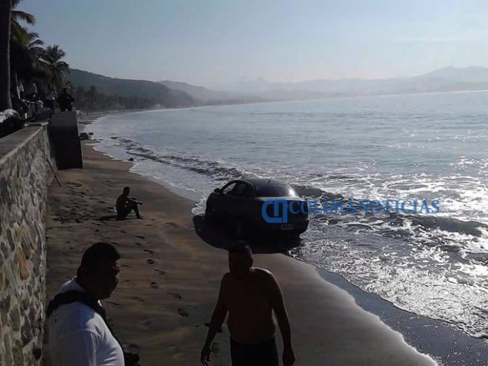 termina-la-parranda-en-el-mar-con-todo-y-auto2