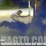 hombre golpea a vigilante