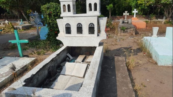 en-armeria-frenan-rehabilitacion-de-tumbas-por-festejos-del-dia-de-muertos