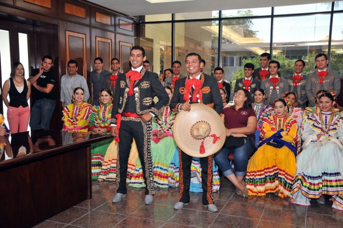 rector-recibe-visita-de-ballet-folklorico_d