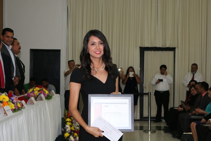 egresados-reciben-premio-ternium-tec-de-colima-2016