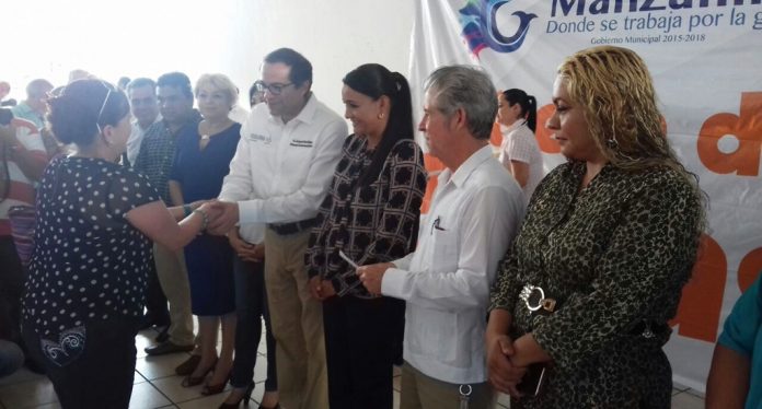 entregan-becas-a-estudiantes-de-media-superior-en-manzanillo