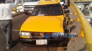 fuerte-choque-de-taxi-solo-deja-danos-materiales-01