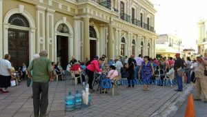 se-manifiestan-adultos-mayores-en-palacio-de-gobierno-el-iaap-atiende-a-una-comision4