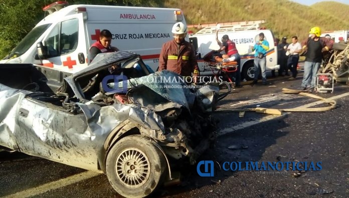 Dos prensados en fuerte accidente sobre la carretera Manzanillo-Cihuatlán3