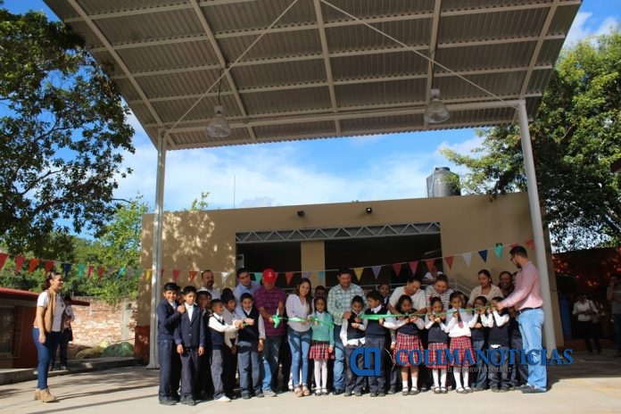 entrega-alcalde-de-comala-techumbre-en-escuela-jose-ma-morelos-en-nogueras