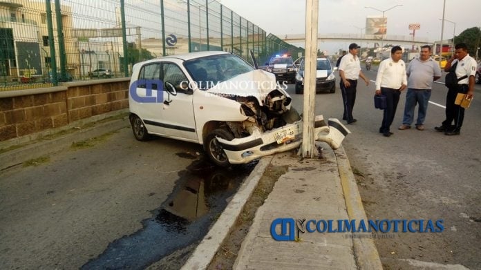 Otro fuerte accidente en Manzanillo, deja un hombre prensado