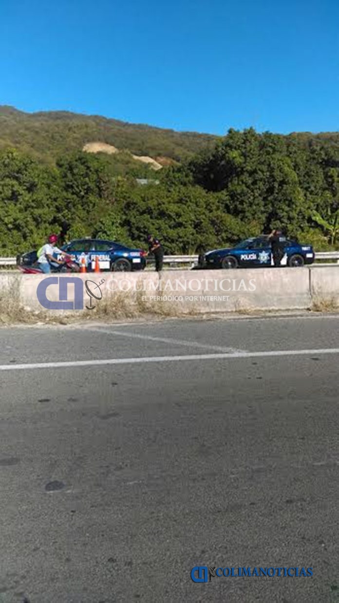 Patrulla de la policía federal y moto implicadas en choque.