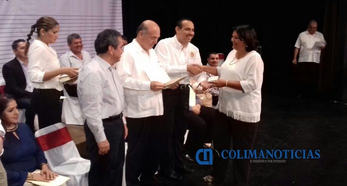 Trabajadores de salud reciben estímulos por antigüedad y eficiencia en sus labores