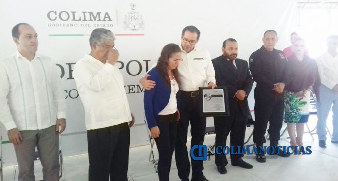 mandatario entregó estímulos económicos y reconocimientos a agentes de la Policía