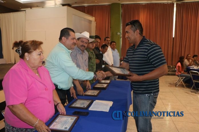policias-entrega en tecoman