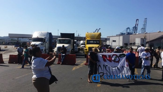 Ahora pescadores bloquean el Puerto