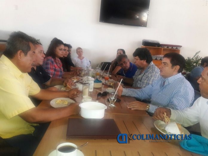 Alejandro Cárdenas y directivos de UMP