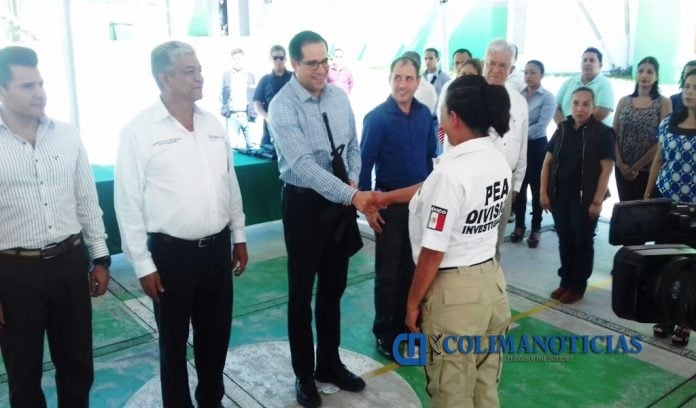 Gobernador de Colima entrega armamento a agentes policiacos