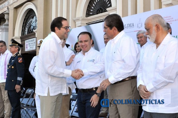 Participa Rector en Ceremonia del día de la Bandera