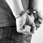 detenido esposado