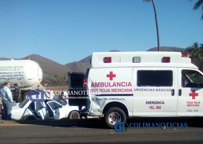 Camioneta choca una ambulancia de la Cruz Roja por evadir a tráiler