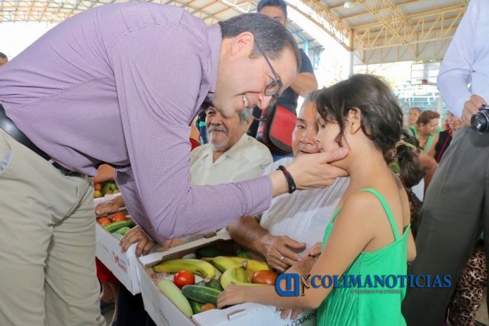 Entrega Gobernador canastas de frutas y granos a familias de Villa de Álvarez
