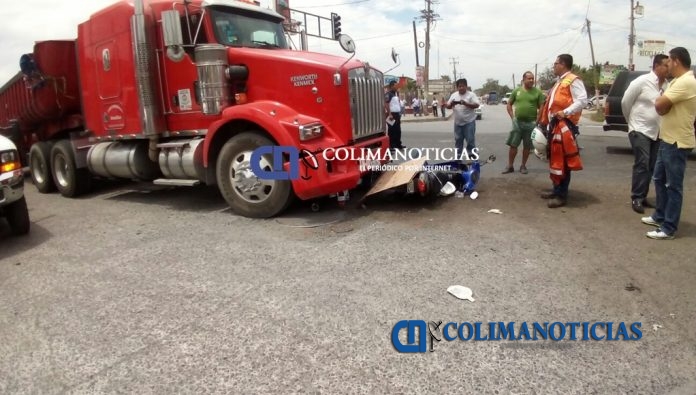 Tráiler arrolla a dos motociclistas en Manzanillo2