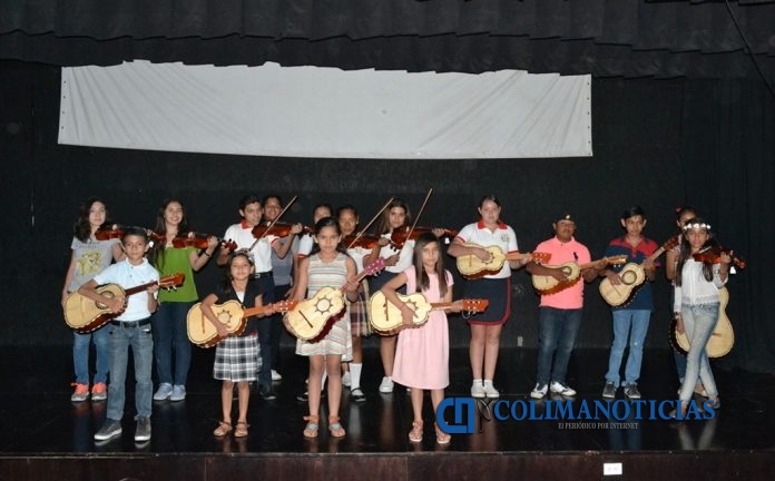 entrega instrumentos a alumnos