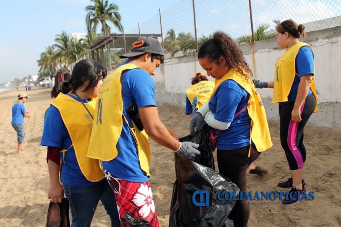 Alumnos voluntarios limpian la Bahía de Playa Azul_i