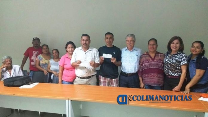 Ayuntamiento de Manzanillo entrega apoyos de electrificación
