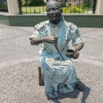 Roban piezas de la escultura “La vendedora de bate”