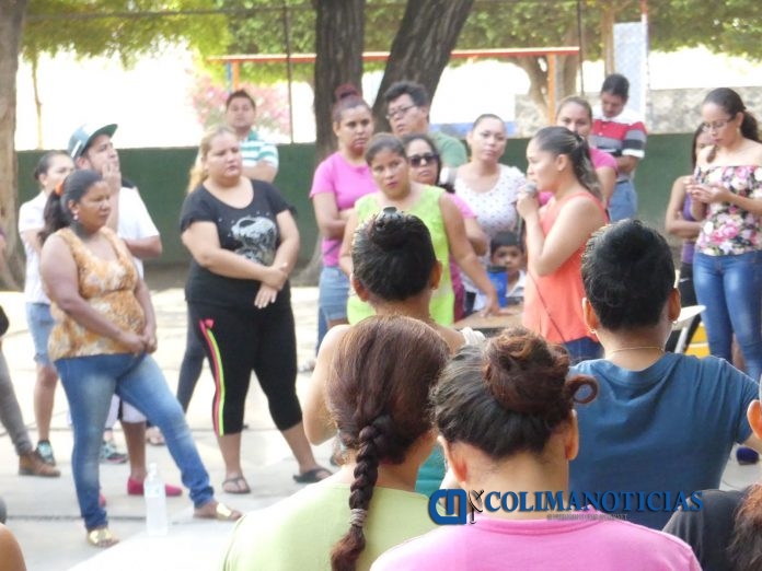 Padres de familia se manifiestan en escuela primaria de Tecomán2