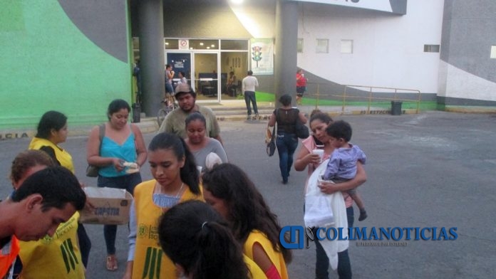 Regalan pan y café en hospital de Tecomán