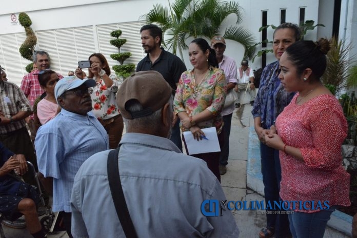 Adultos mayores se manifiestan en V de A