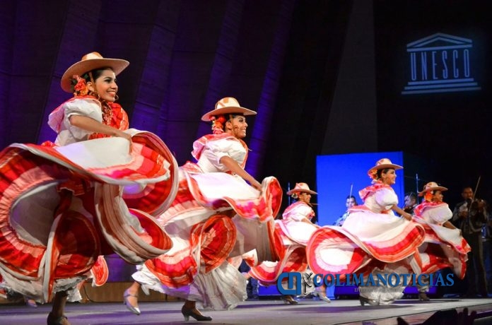Ballet Folklórico de la UdeC en París_b