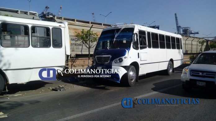 Chocan camiones urbanos en Manzanillo
