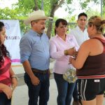 DIF TECOMAN donación de ropa y despensas