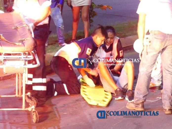 En Armería, joven motociclista se impacta contra camioneta y resulta con graves lesiones