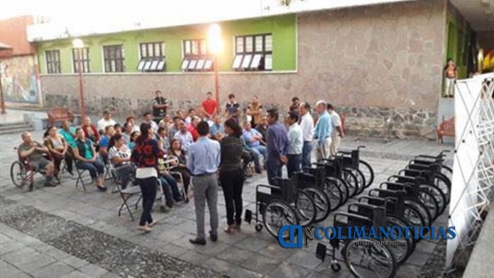 Kike Rojas Entrega Sillas
