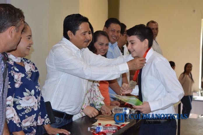 Reconoce Ayuntamiento de Ixtlahuacán a mejores alumnos