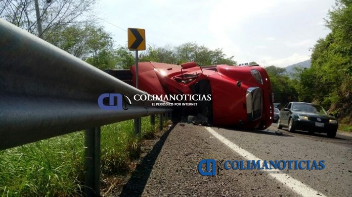 Volcadura de tráiler en la libre