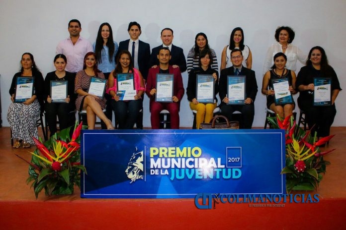 Jóvenes destacados son reconocidos por el Ayuntamiento de Colima